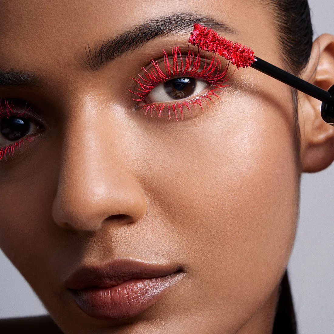 PMG_COLOUR-BLITZ-MASCARA_MODEL_RenagadeRed-ECOMM